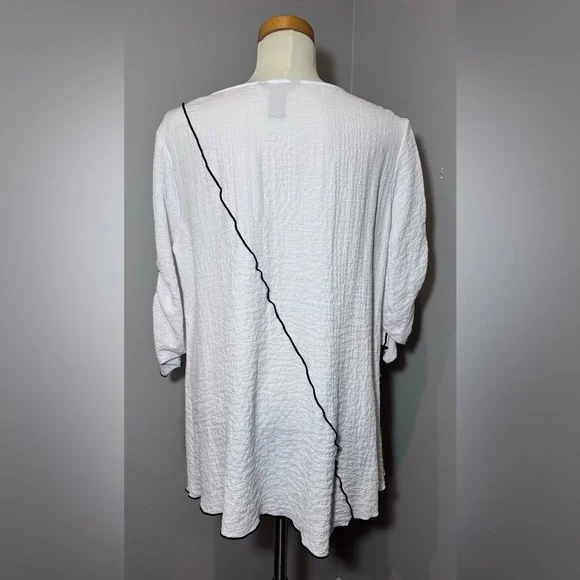 ALI MILES Asymmetrical Tunic Blouse w/ Contrasting Detail WHITE-BLACK / MEDIUM - Picture 3 of 13